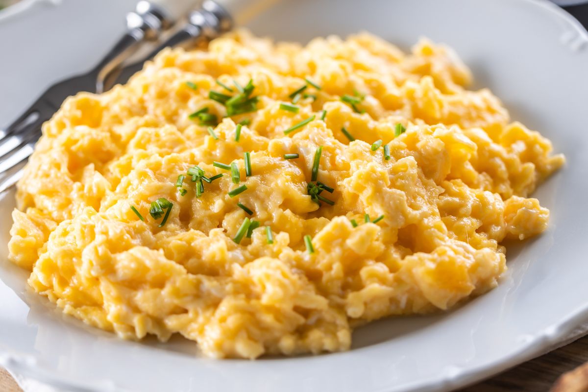 Dodaję 1 łyżkę do rozbitych jaj. Jajecznica wychodzi aksamitna i bardzo delikatna