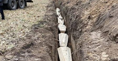 Niepokojące doniesienia z Ukrainy. Zmuszeni są chować ciała w zbiorowych mogiłach w lasach? Pokazano nagrania