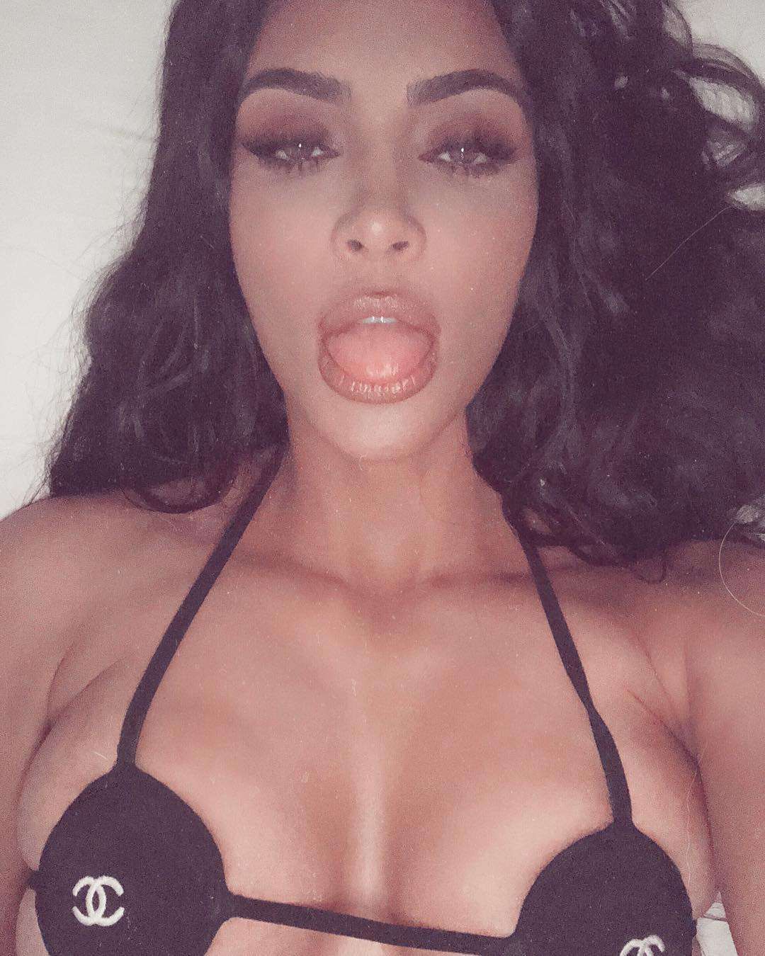Kim Kardashian kusi biustem