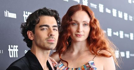 Joe Jonas NIE WSPIERAŁ Sophie Turner po porodzie? Miał narzekać, że powinna częściej wychodzić z domu...