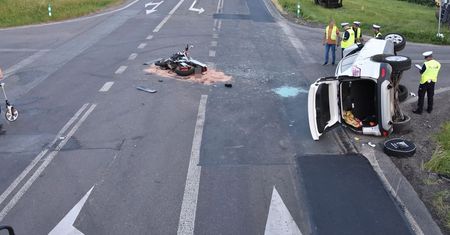 Ford przewrócił się na bok po zderzeniu z motocyklem. Nie żyją dwie osoby
