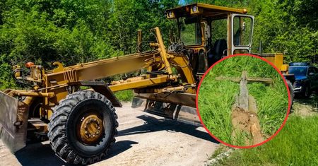 Robotnik staranował krzyż ciężkim sprzętem. Wiadomo dlaczego