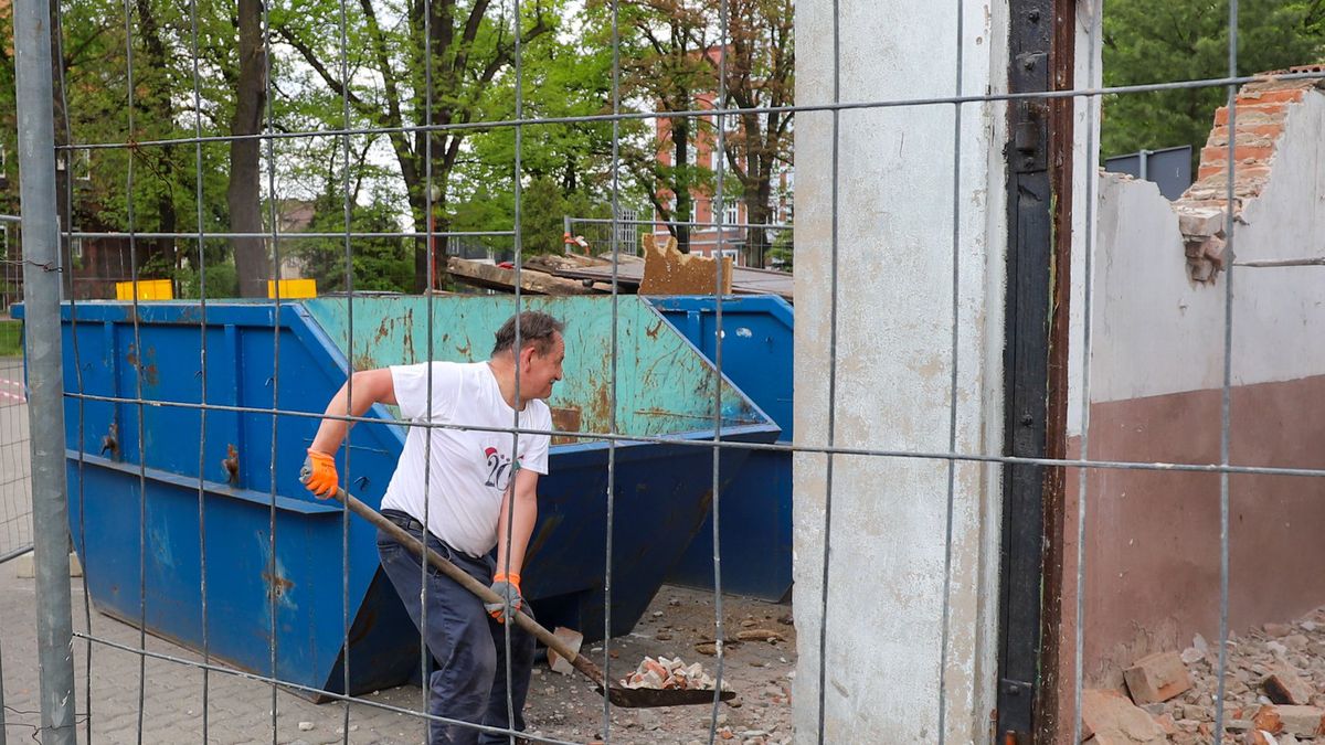 Burmistrz Lublińca Edward Maniura (na zdjęciu) uznał, że oferty na rozbiór garażu są zbyt drogie. Dlatego sam go rozebrał.