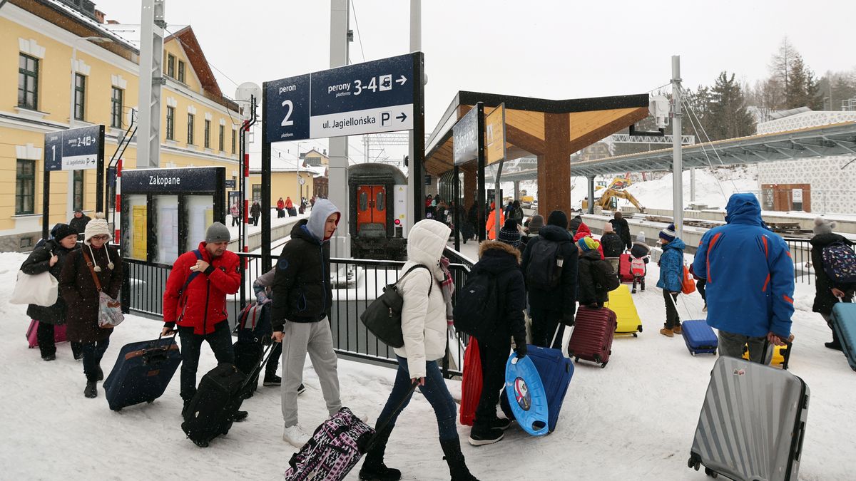 Grzegorz Momot
ferie, ferie zimowe, ruch, zima, g�ry, Tatry, turystyka, wypoczynek, Zakopane, zimowe, dworzec kolejowy, ludzie, pasa�erowie, transport kolejowy, baga�, baga�e, wymiana turnus�w