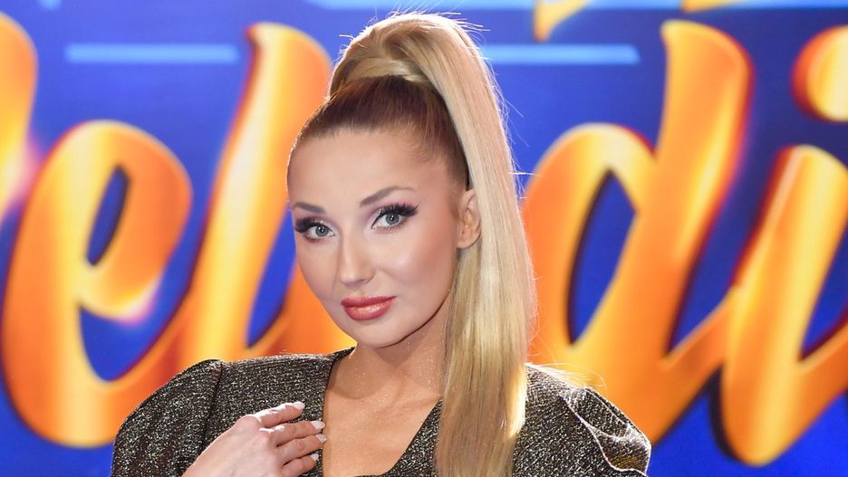 Cleo zachwyca urodą.