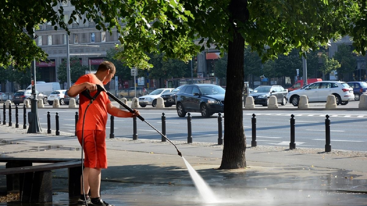 Polewają chodniki wodą. Ludzie zastanawiają się o co chodzi