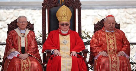 Kard. Dziwisz: Zmagamy się ze słabościami Kościoła