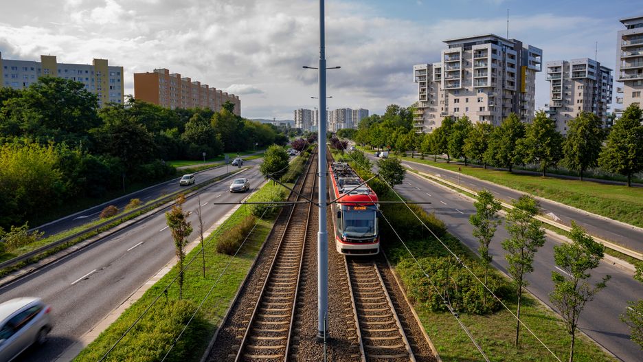 tory, tory tramwajowe, transport, transport miejski, tramwaj, transport publiczny, miasto, budynki, ulica, ruchoma ulica, asfalt, podróże, turystyka, budynki mieszkalne, droga, miejski, architektura, przewóz, podróż, ruch drogowy, przewozy, niebo, krajobraz miasta, drapacz, auta