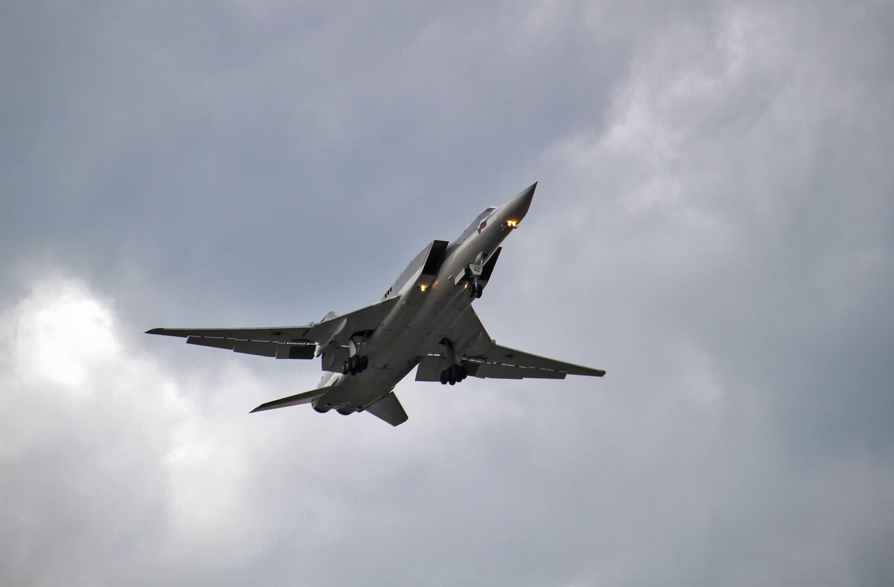 Russia mobilizes additional bombers near Ukraine, signaling a possible missile strike