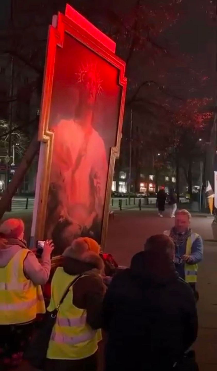 Protest modlitewny przed warszawską knajpą