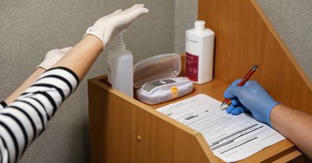 Opłata covidowa ukryta w rachunkach. "Wcale nie zniknie po pandemii"