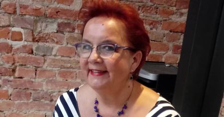 63-letnia Izabela Zeiske pozuje na ganku w koronkowej BIELIŹNIE! Fani krótko: "Mąż będzie zazdrosny..."
