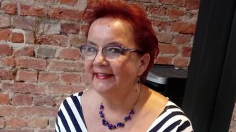 63-letnia Izabela Zeiske pozuje na ganku w koronkowej BIELIŹNIE! Fani krótko: "Mąż będzie zazdrosny..."