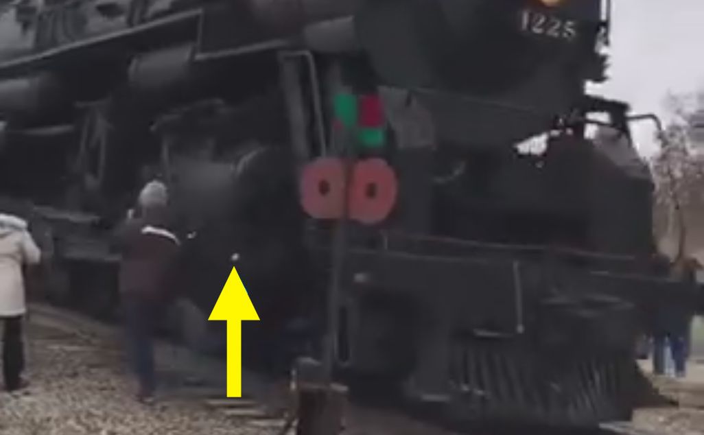 Fotografka prawie wpadła pod pociąg. Zaczepił o jej kurtkę 2
