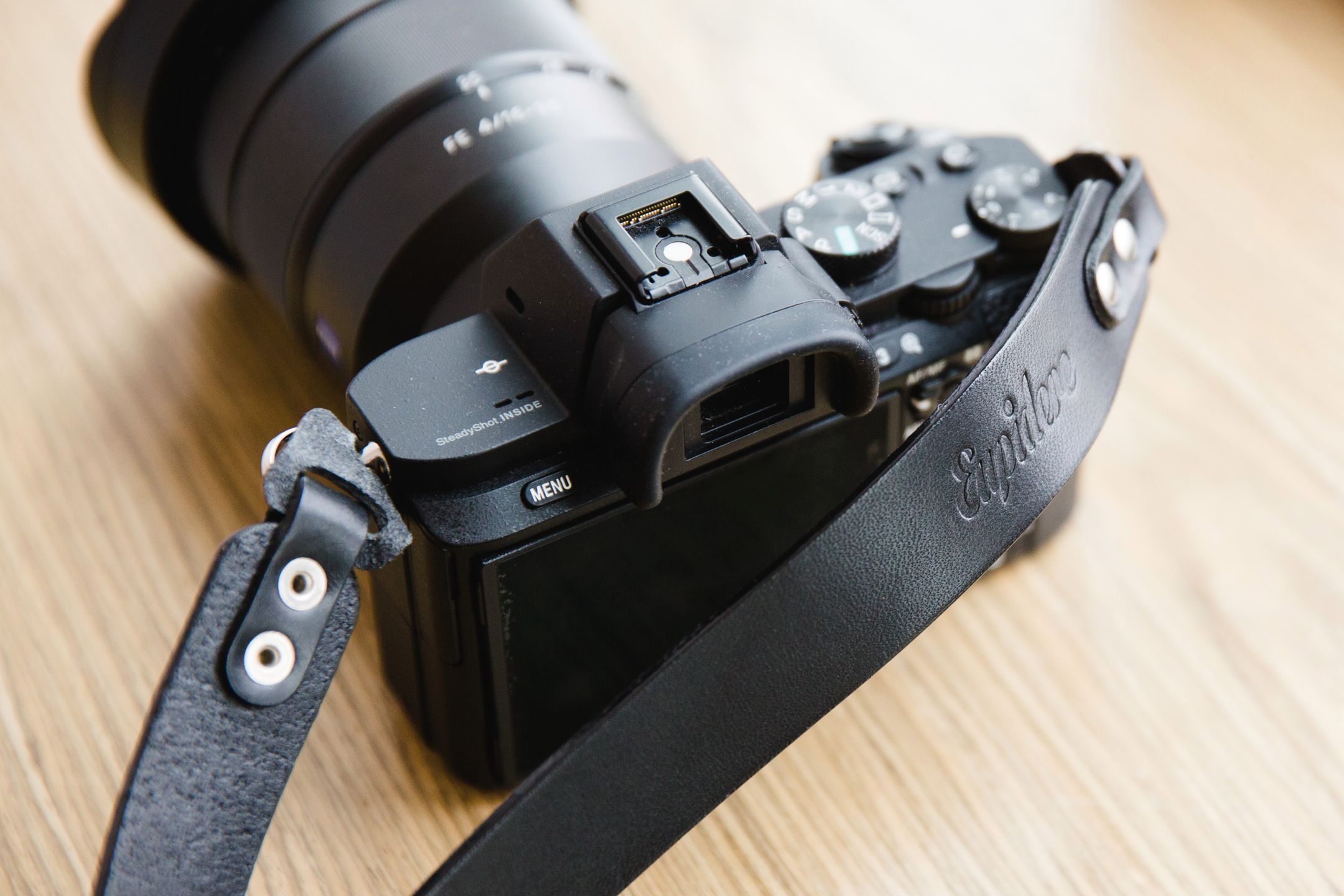 Skórzane paski fotograficzne Eupidere – elegancki i praktyczny dodatek do bezlusterkowców [recenzja] 1
