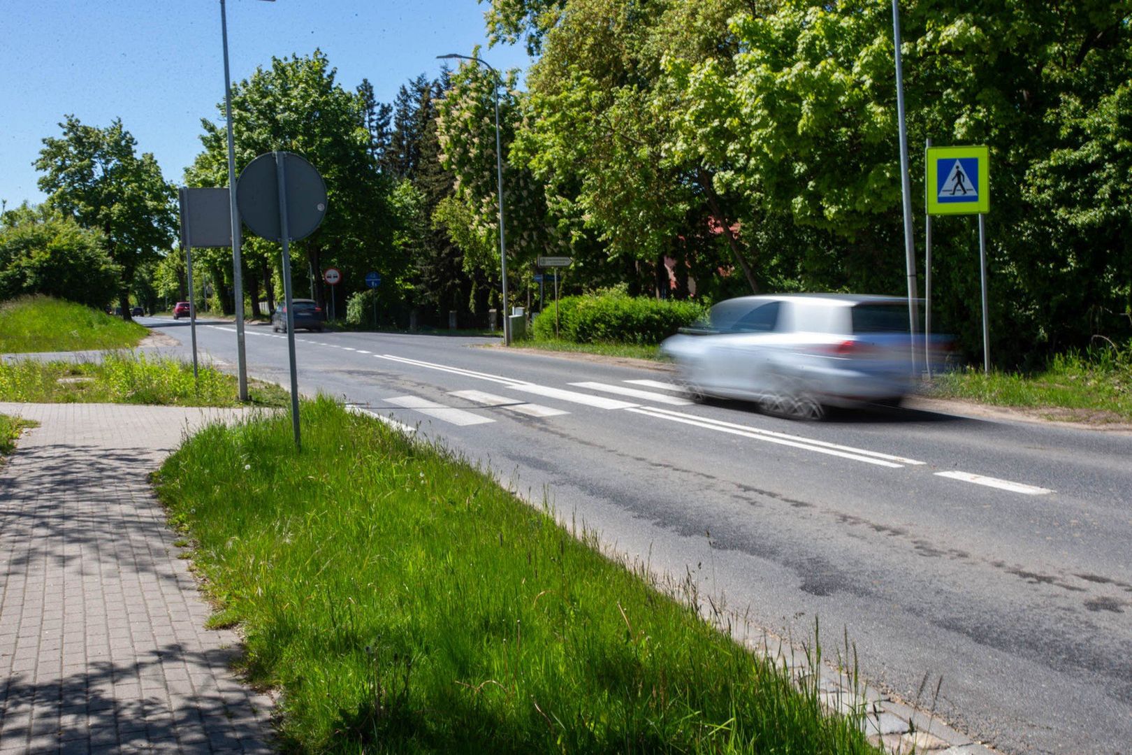 Przejście dla pieszych u zbiegu ulic Kaszubskiej, Owocowej i Drzymały.