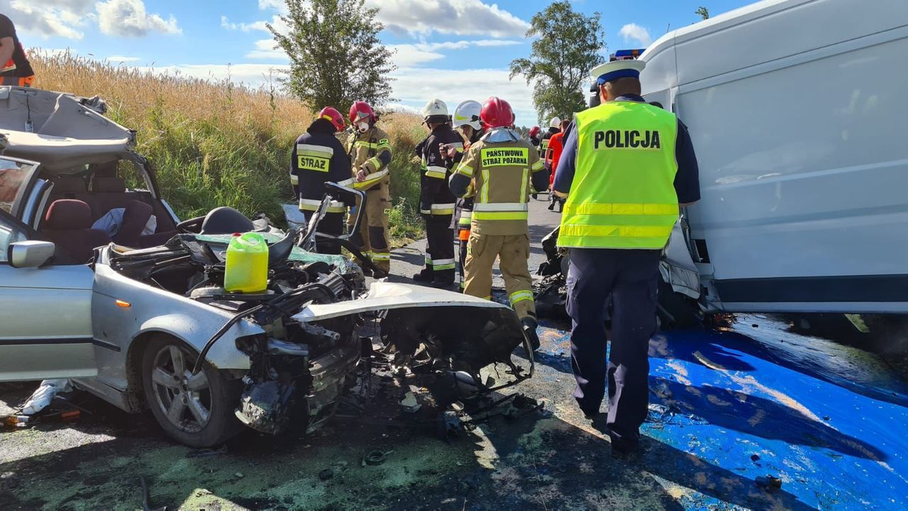 Radomno. Wypadek z udziałem BMW i busa. Interwencja LPR