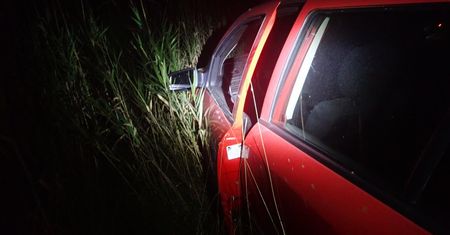 Śląskie. Desperacka ucieczka ulicami Sączowa, staranował radiowóz, wypadł z drogi