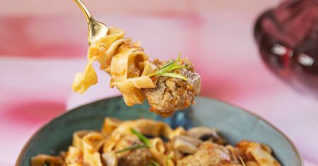 Makaron z sosem pomidorowym i klopsikami z indyka z rozmarynem i pieczarką