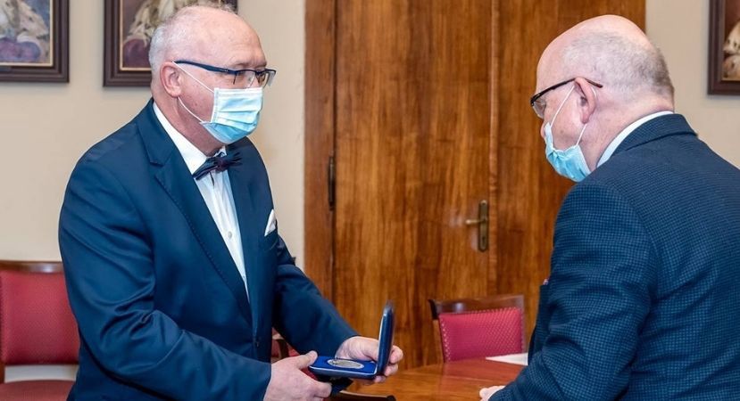 Koronawirus. Prof. Krzysztof Simon wyróżniony medalem. Nagroda za walkę z pandemią