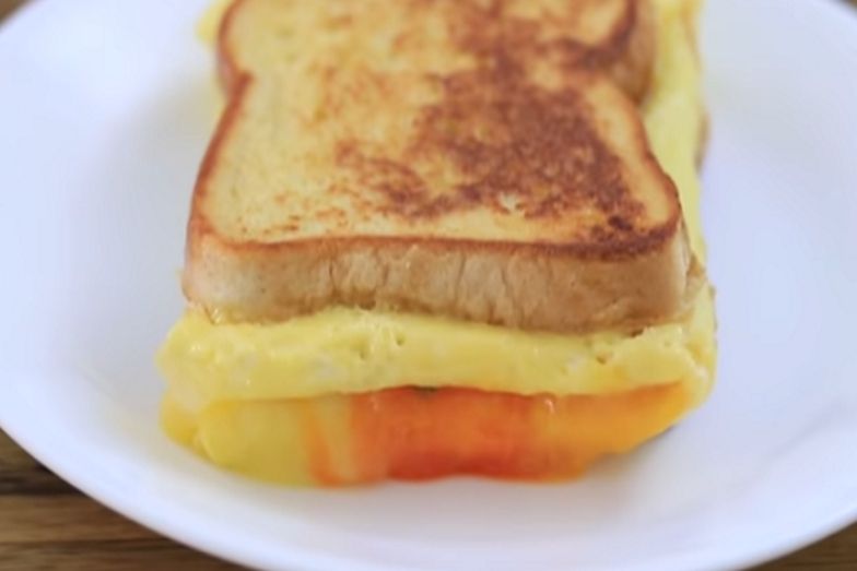Śniadanie 2 w 1. "Tostomlet" robi furorę na Instagramie