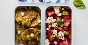 Pomysł na lekki obiad do pracy. Placki z salatką i sosem chili