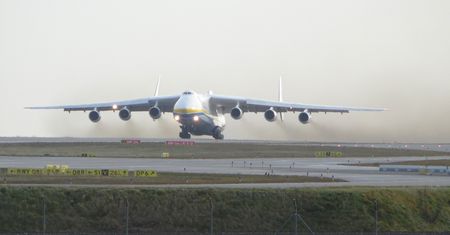 Największy samolot świata znowu w Polsce. Antonov An-225 na imponujących nagraniach