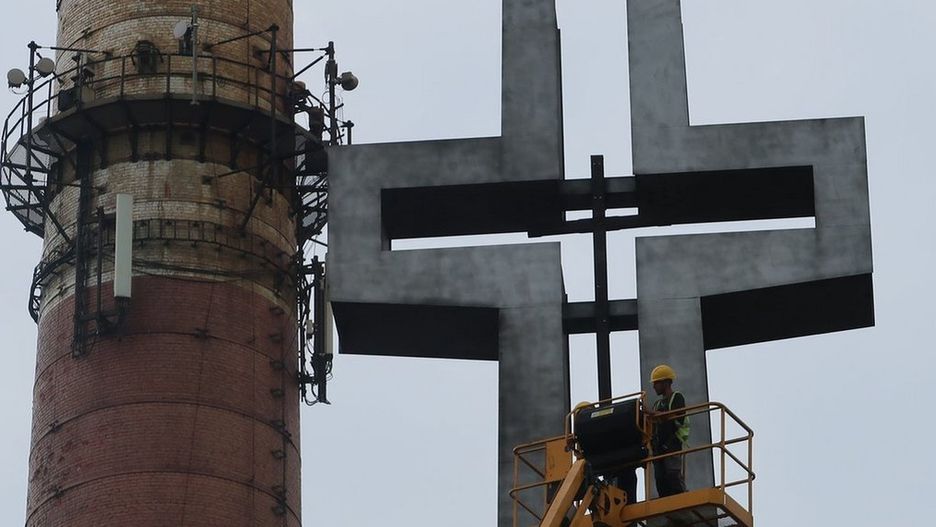 Katowice. Zdemontowano drewniany krzyż w pomniku przy kopalni Wujek.
