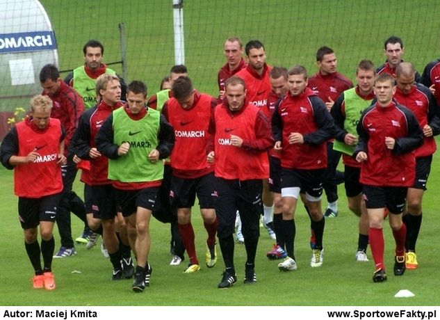 Krzysztof Kaliciak na pierwszym planie w zielonym znaczniku