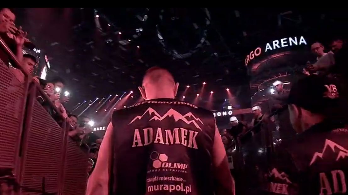 Tomasz Adamek wychodzący na ring podczas gali Polsat Boxing Night