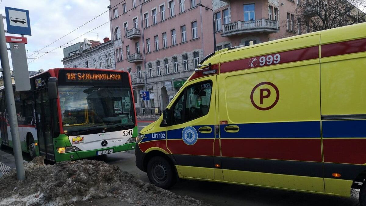 Drzwi autobusu przytrzasnęły nogę pasażerce