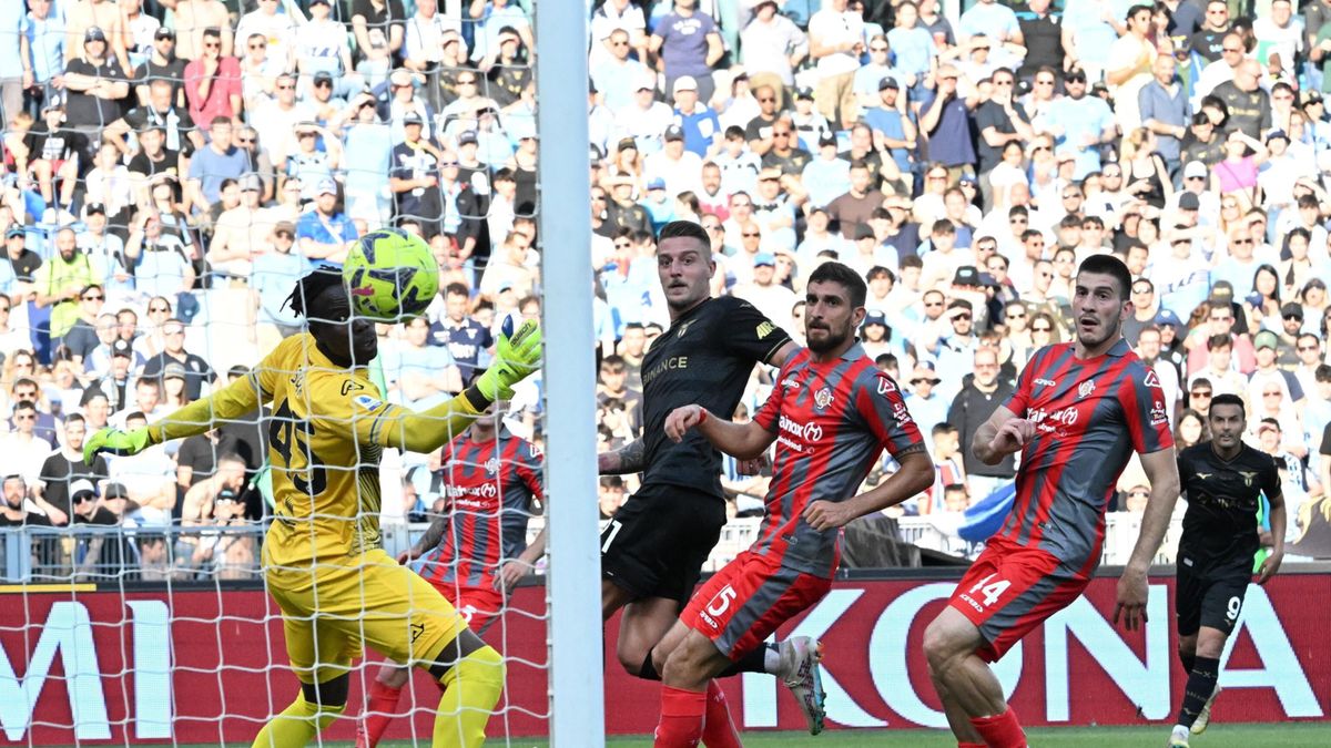 Zdjęcie okładkowe artykułu: PAP/EPA / Claudio Peri / Sergej Milinković-Savić strzela gola w meczu z Cremonese