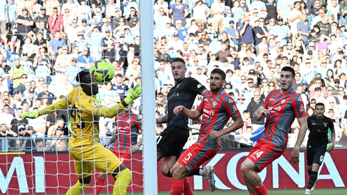 Sergej Milinković-Savić strzela gola w meczu z Cremonese