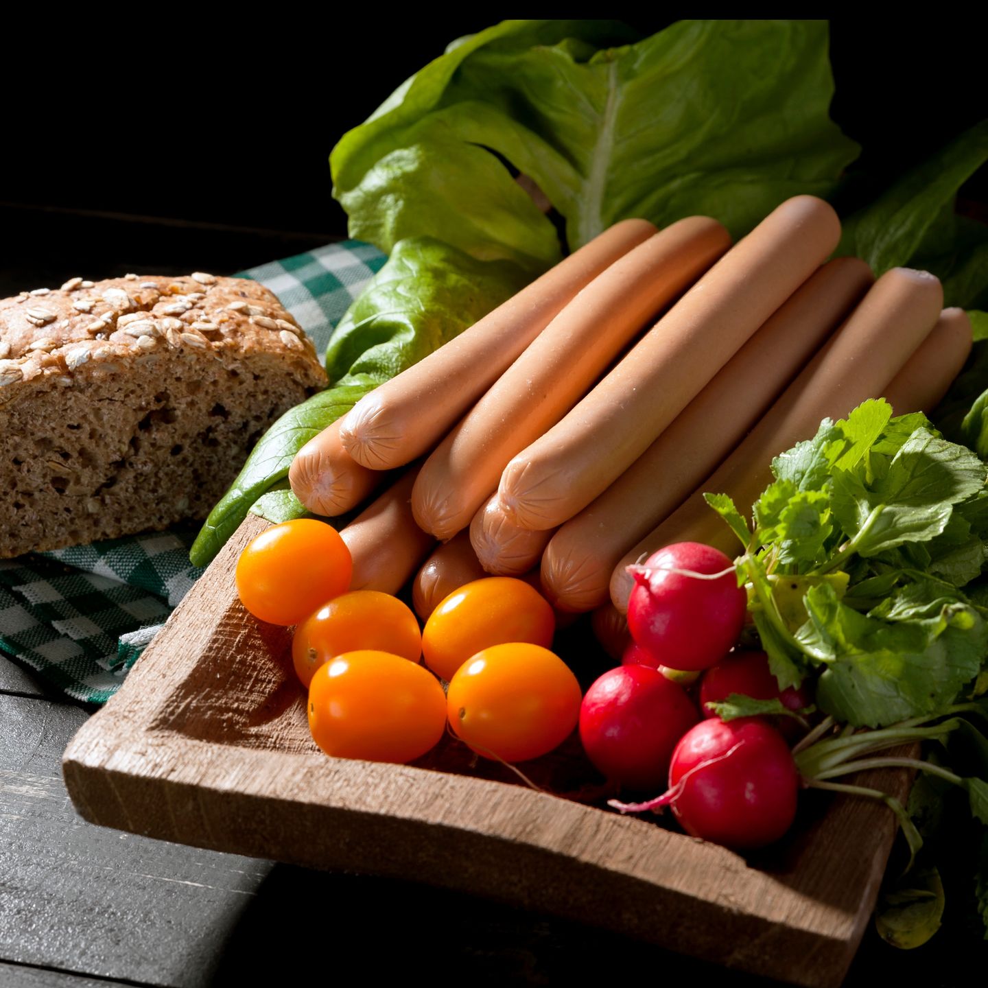 Janusz_Rysjedzenie, pomidor, swiezy, zdrowa, papryczka, obiad, dieta, naturalny, gotowanie, bochenki, parówki