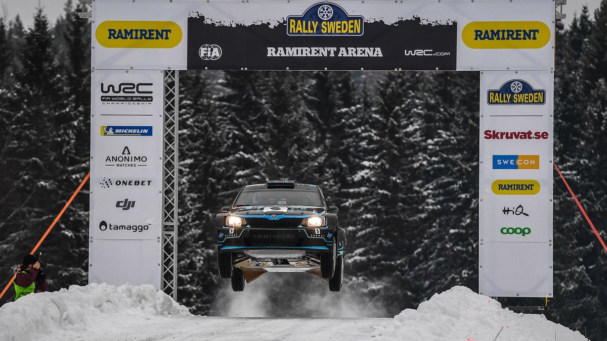 Materiały prasowe / Paweł Skraba / Łukasz Pieniążek podczas skoku na Colin's Crest