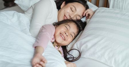 Spanie z dzieckiem w jednym łóżku. Psycholog zabrał głos