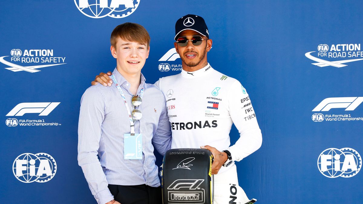 Billy Monger (po lewej) i Lewis Hamilton