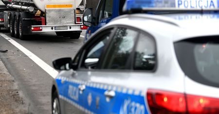 Osiek. Wypadek na DK79. Wjechał w pieszego na pasach