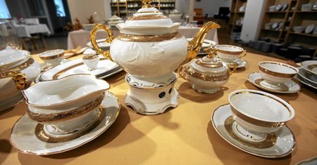 Klienci szturmują sklep zamykanej fabryki porcelany. "Jest taniej niż w Ikei"