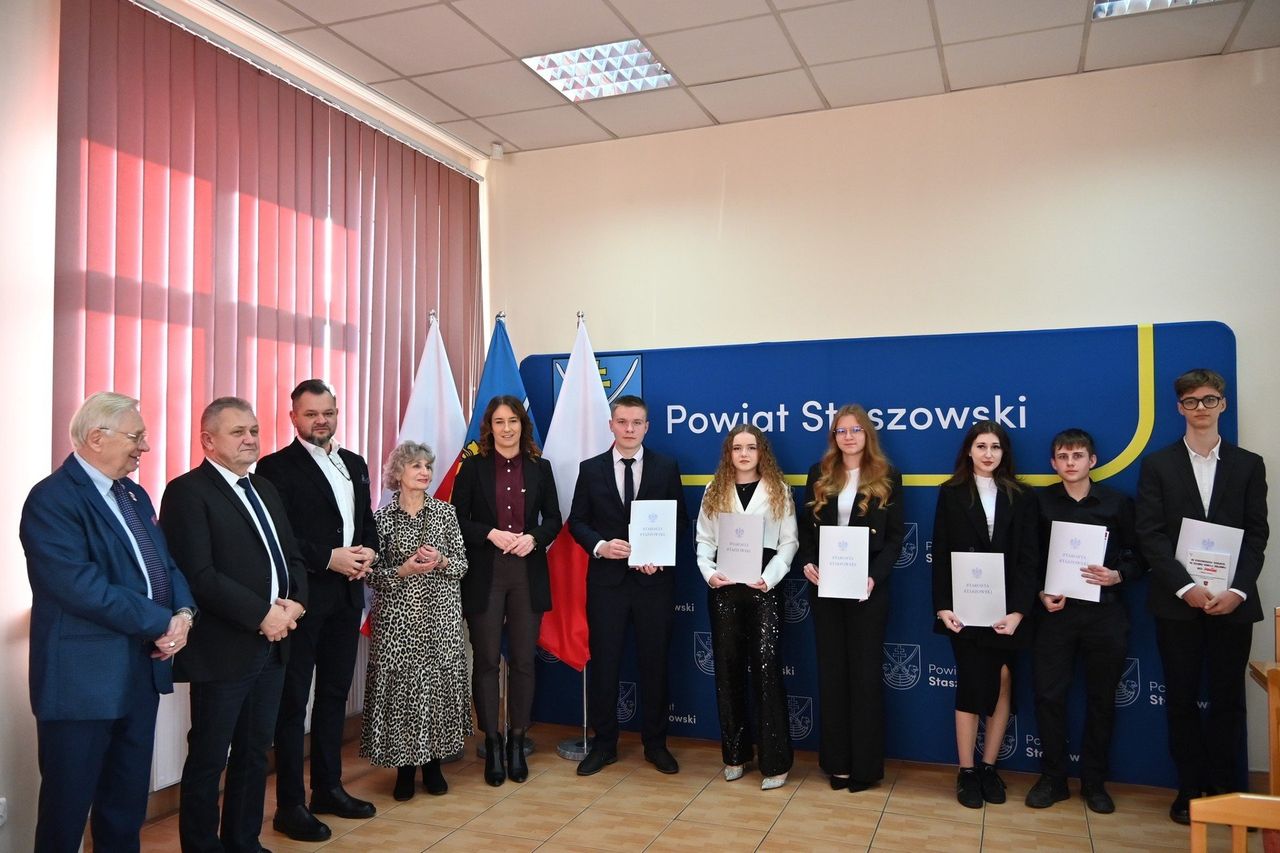Staszów: Najzdolniejsi uczniowie ze stypendiami starosty