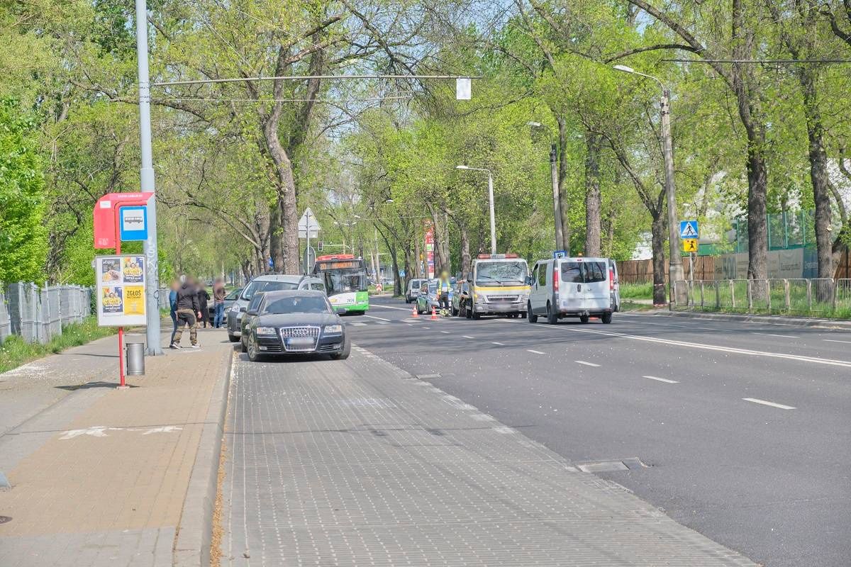 Zderzenie trzech aut przed przejściem dla pieszych na al. Piłsudskiego