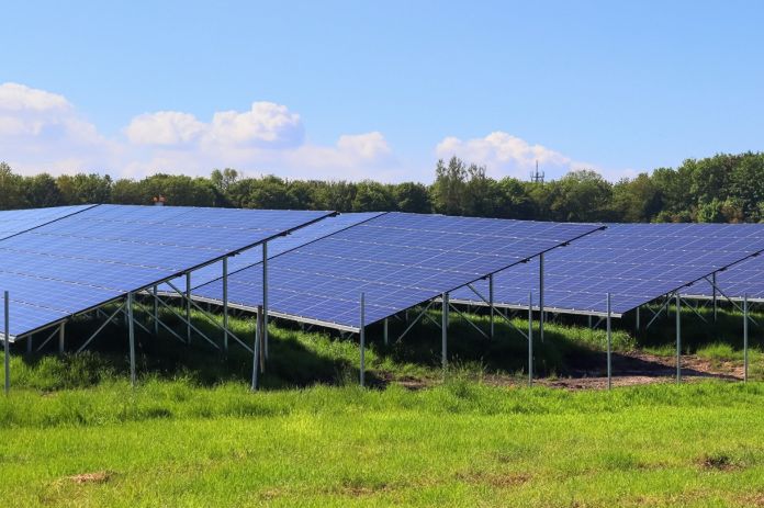 Rolnicy mogą zyskać nawet 1,7 mln zł na inwestycje w OZE. Oto, na co warto postawić