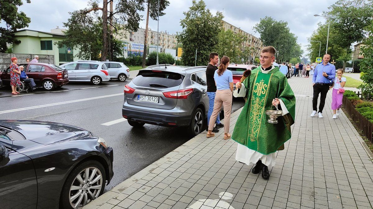 Ksiądz Rafał Rębisz  z parafii Trójcy Przenajświętszej święci pojazdy z okazji wspomnienia świętego Krzysztofa
