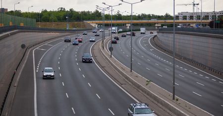 Utrudnienia na S8. Na jezdni kilka ton gęstej gliny