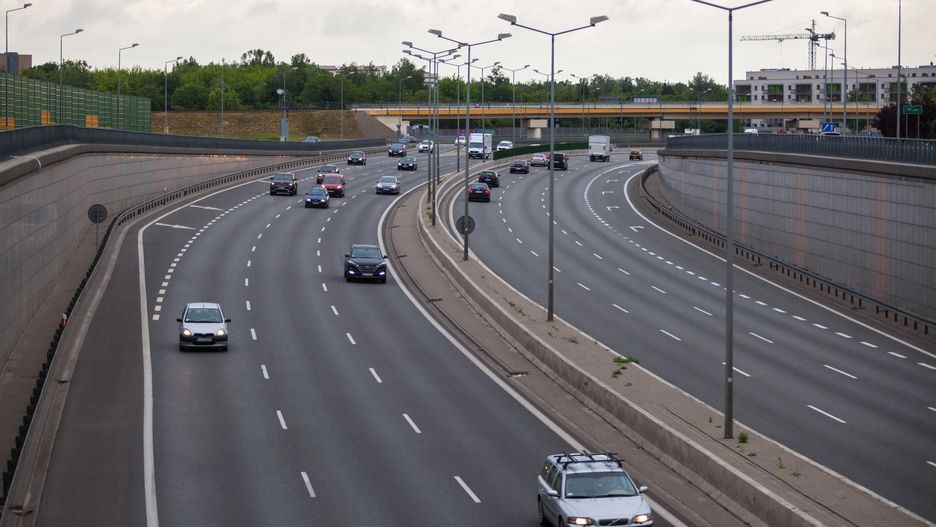 Warszawa. Na trasę S8 wylała się glina 