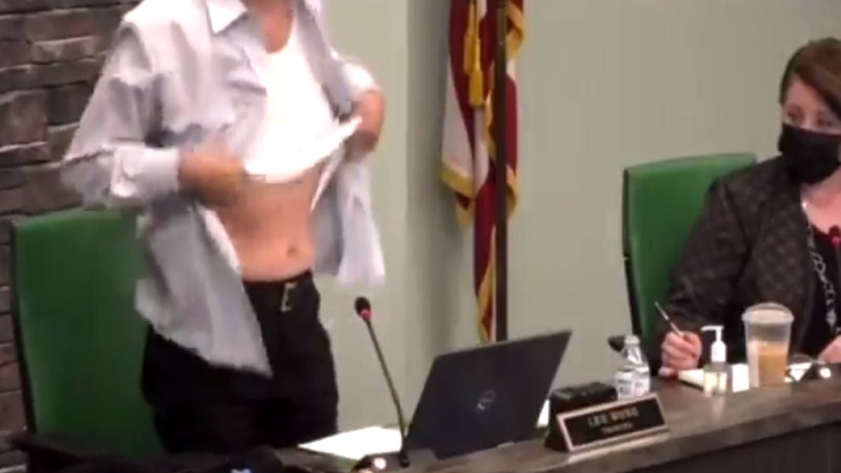 Lee Wong, mimo wielkich zasług dla Stanów Zjednoczonych, regularnie musiał udowadniać swoje przywiązanie do kraju. Wreszcie jego cierpliwość się skończyła