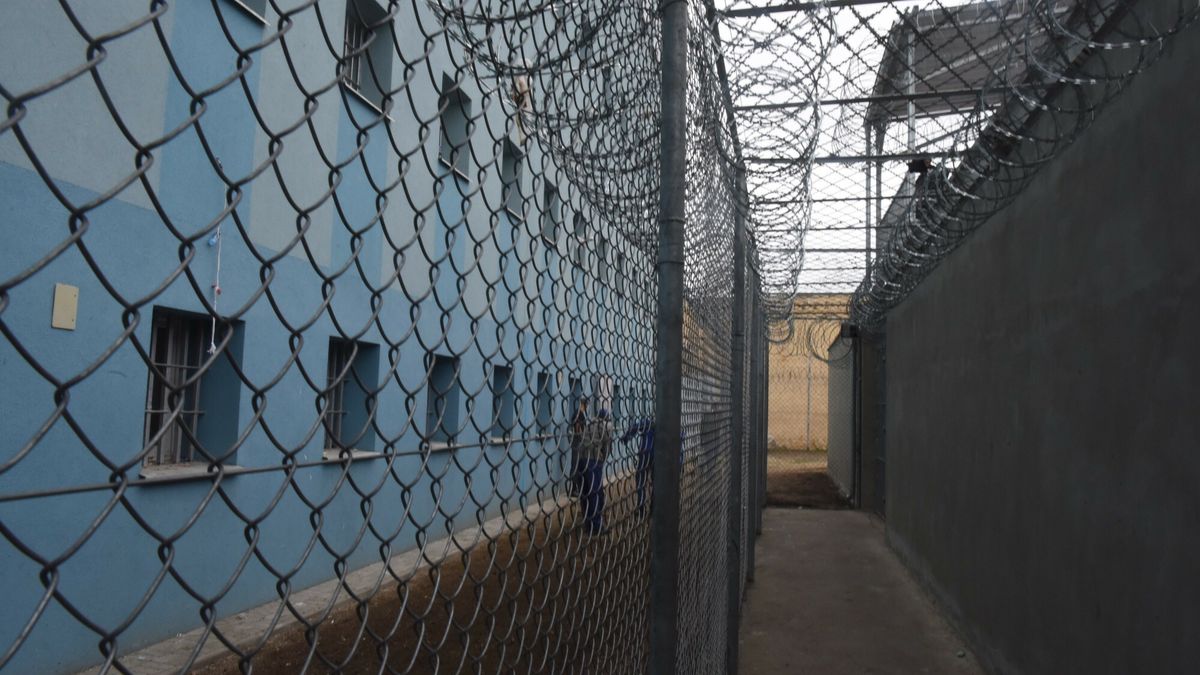 Osadzony, który spadł z dachu podczas próby ucieczki, nie żyje.