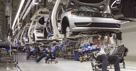 Zwalniają w Europie, a w USA dają podwyżki
