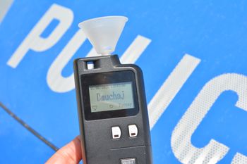 Miał sądowy zakaz i 4 promile. Przydzwonił w latarnię