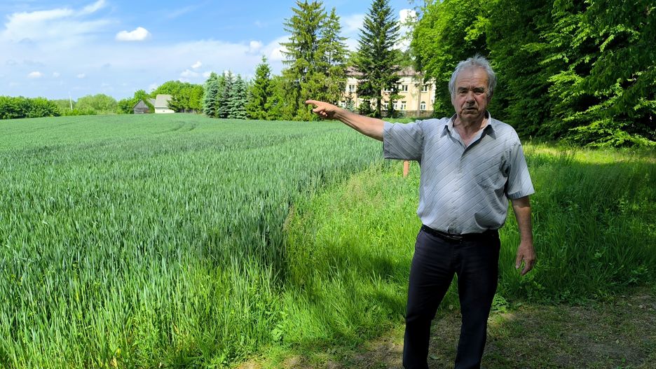 Prezes GS Jan Kania pokazuje kościelną działkę, na której miałby powstać nowy supermarket